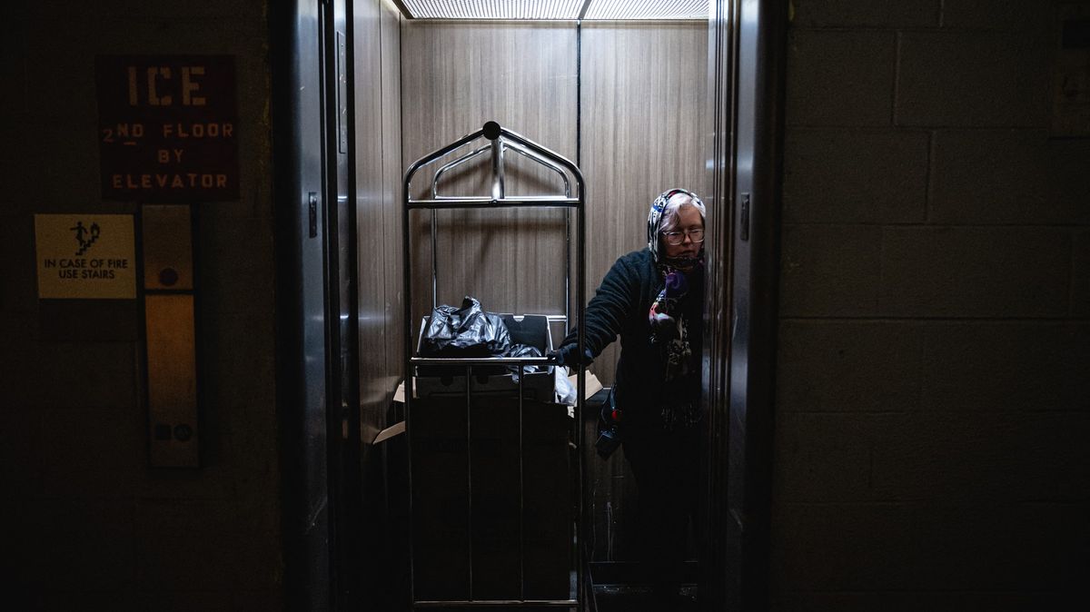 Ukrajinci skupují boxy pro přežití ve výtahu. Donutili je k tomu Rusové